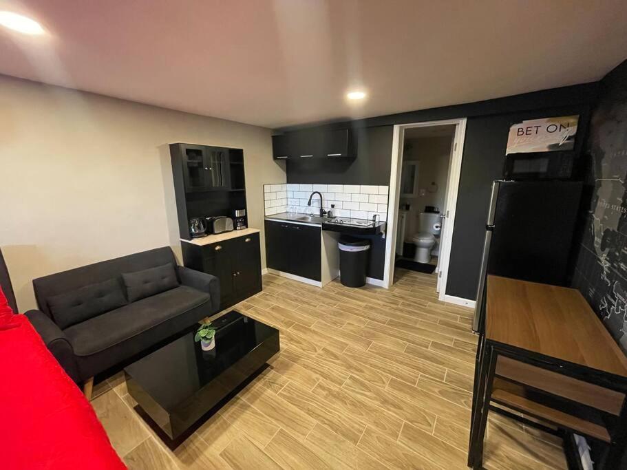 New Midtown Modern Studio With Backyard Phoenix Esterno foto